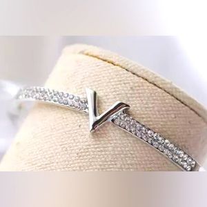 Luxury V bracelet